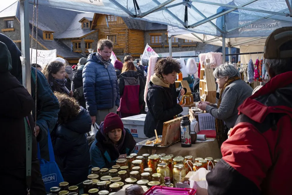 El "feriazo" en Bariloche tuvo una amplia convocatoria que esperan repetir en El Bolsón. Foto archivo: Marcelo Martínez