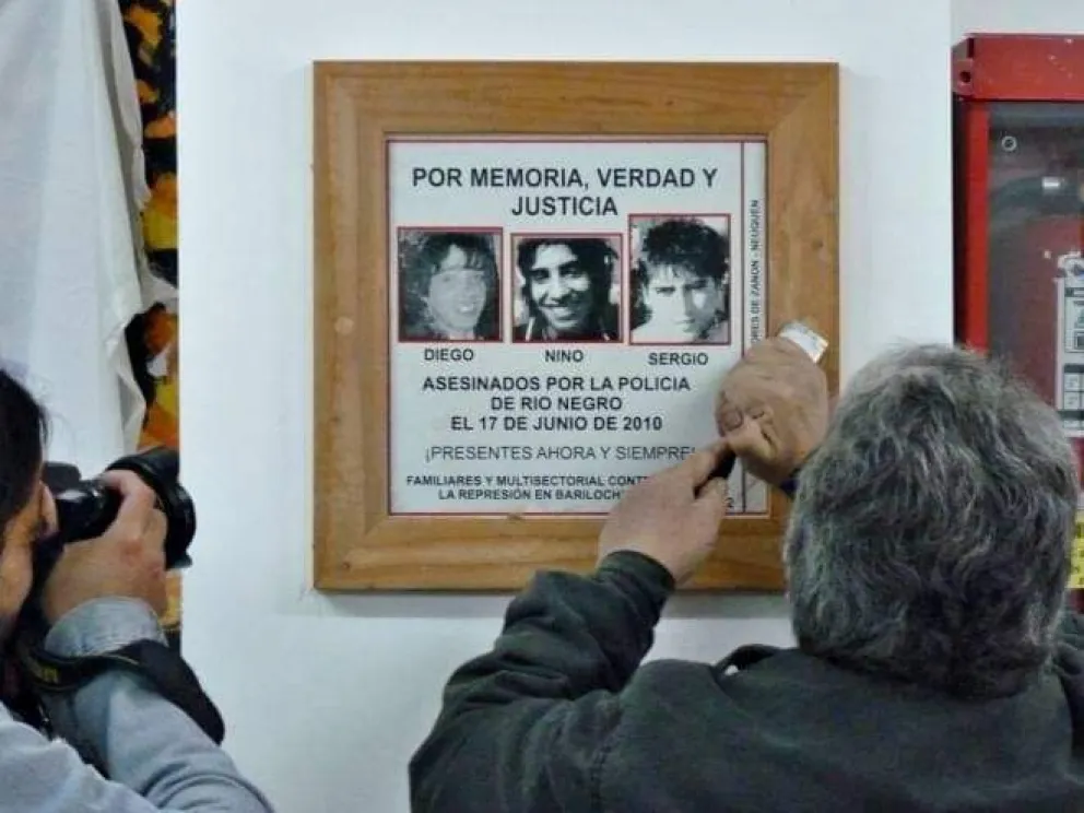 El cuadro, con el rostro de las víctimas, aún permanece en las paredes del Concejo Deliberante. Foto ANB