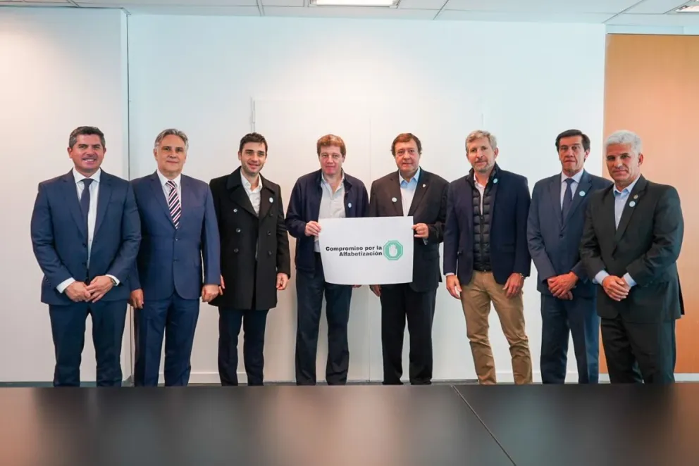 Weretilneck presente en la firma del compromiso educativo. Foto gentileza