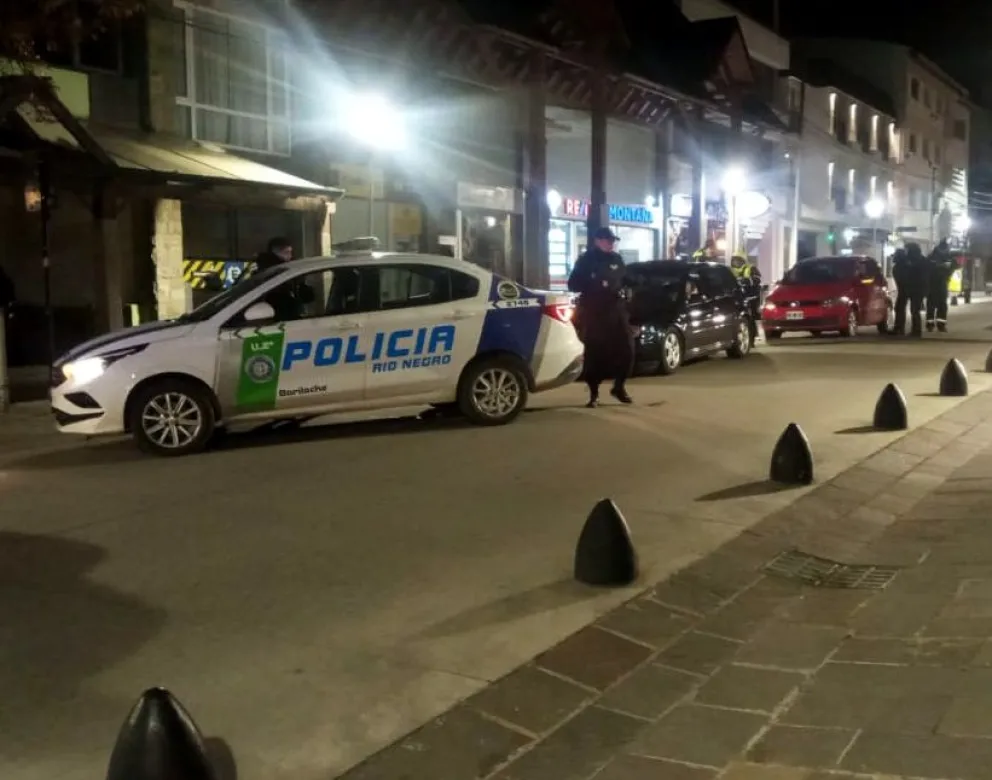 Los dos autos, un Volkswagen Fox y un Golf, fueron trasladados al Playón Municipal y se labraron las actas de infracción correspondientes. Foto: Prensa Policía de Río Negro.