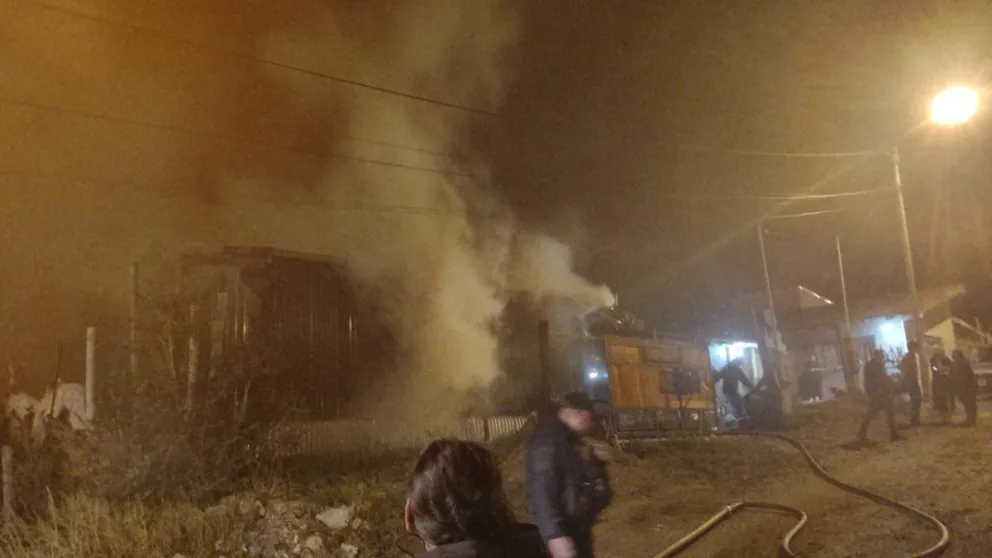 Amplio despliegue en el  barrio Arrayanes por un incendio de vivienda. Foto gentileza