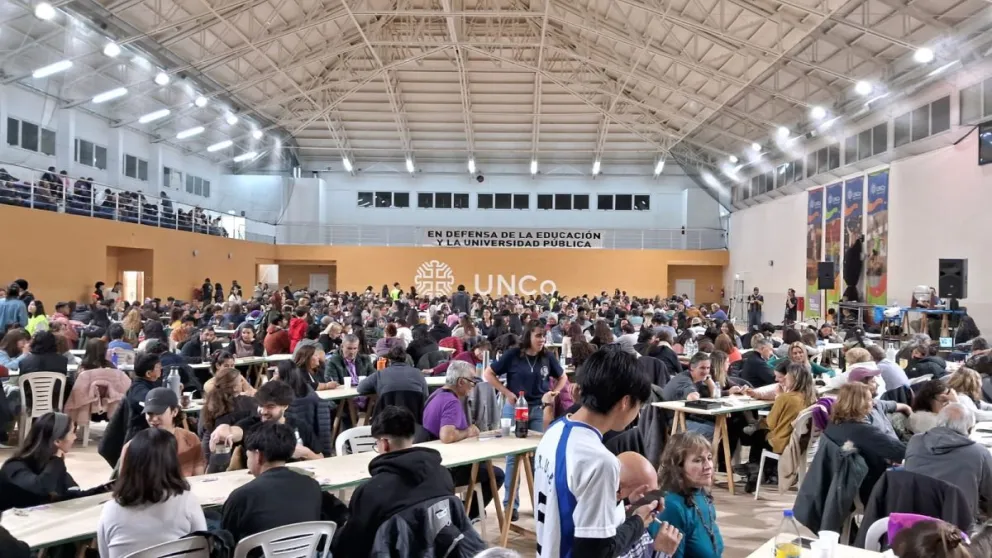 El gimnasio, colmado, vivió una fiesta solidaria. Foto prensa CRUB