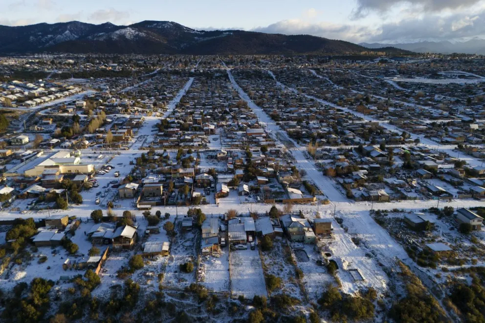 El barrio Nuestras Malvinas completamente cubierto de blanco. Foto: Marcelo Martínez