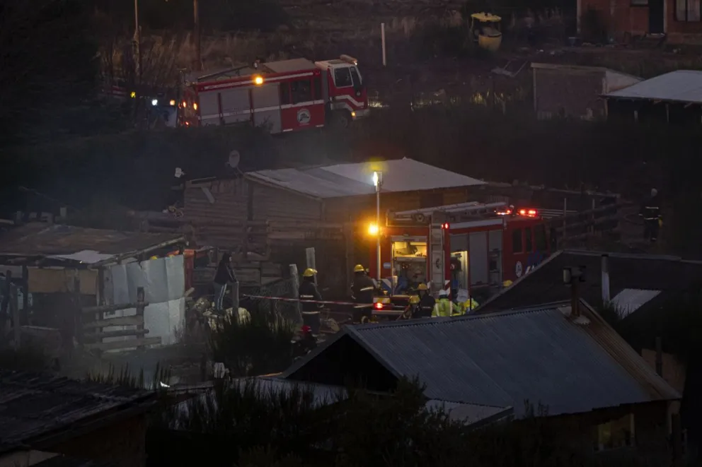 Las fuertes ráfagas de viento expandieron rápidamente las llamas a las casillas linderas. Foto: Marcelo Martínez.
