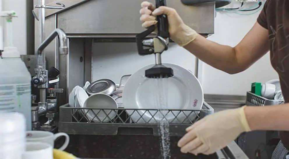La mujer trabajó por años lavando vajilla en un restaurante. Foto: ilustrativa.