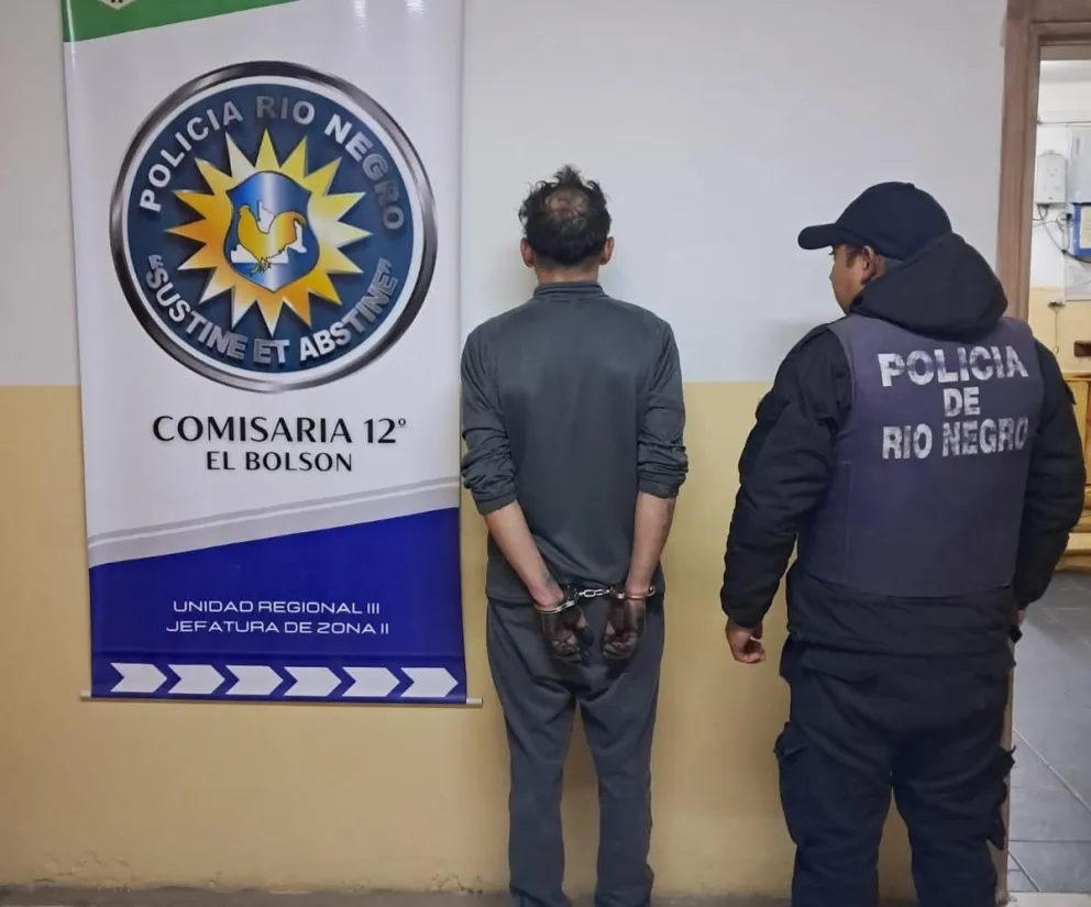 En el allanamiento a su vivienda, hallaron las prendas que el sujeto vestía cuando protagonizó el atraco. Foto: Prensa Policía de Río Negro.