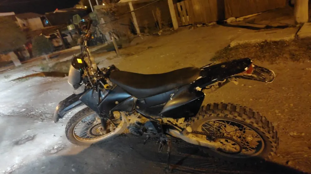 La moto estaba estacionada en la vía publica, sin patente, lo que llamó la atención. Foto gentileza