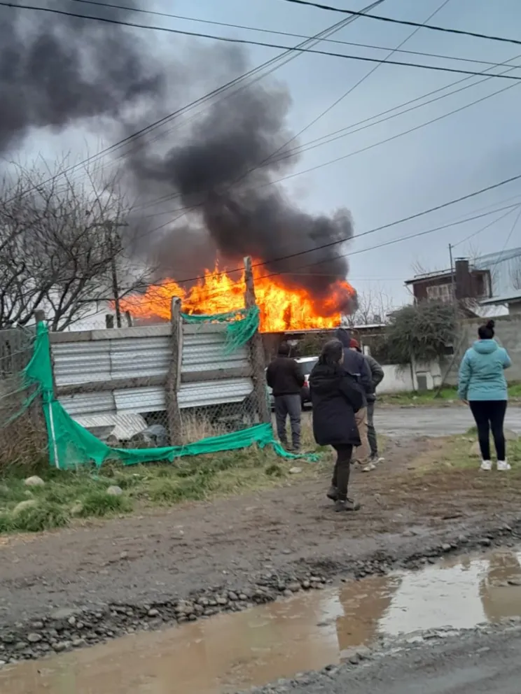 Vecinos del lugar se acercaron a colaborar con la emergencia. Foto: Gentileza.