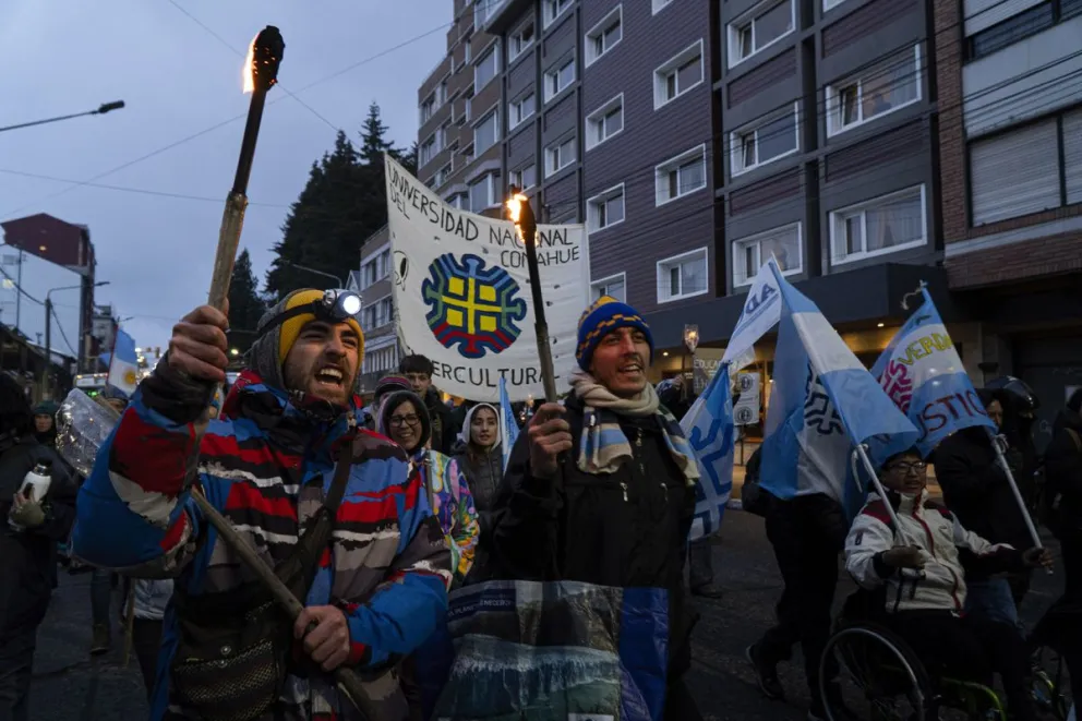 Aunque la convocatoria fue menor a las anteriores, la marcha se hizo sentir por el centro de la ciudad. Fotos: Marcelo Martínez