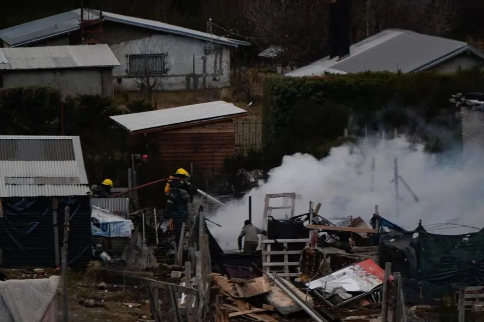  Instalaciones inseguras, leñas de mala calidad y conexiones eléctricas irregulares son algunas de las principales causas. Foto: Marcelo Martínez.