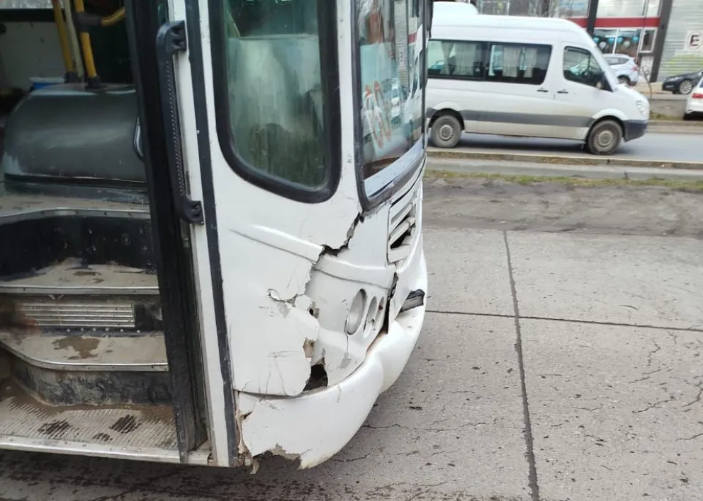 El primer accidente dejó daños visibles en la unidad. Foto gentileza