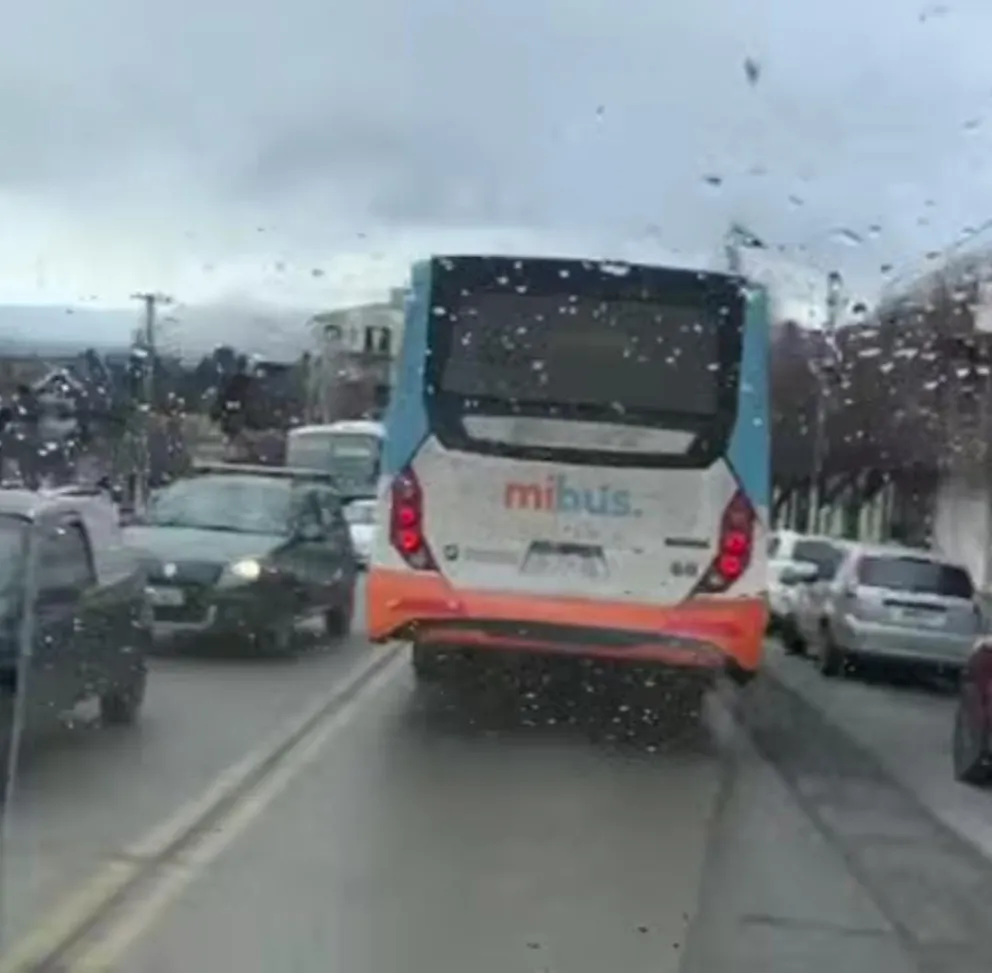 A través del video se puede observar como el colectivo no cede el paso ante las advertencias de la ambulancia. 