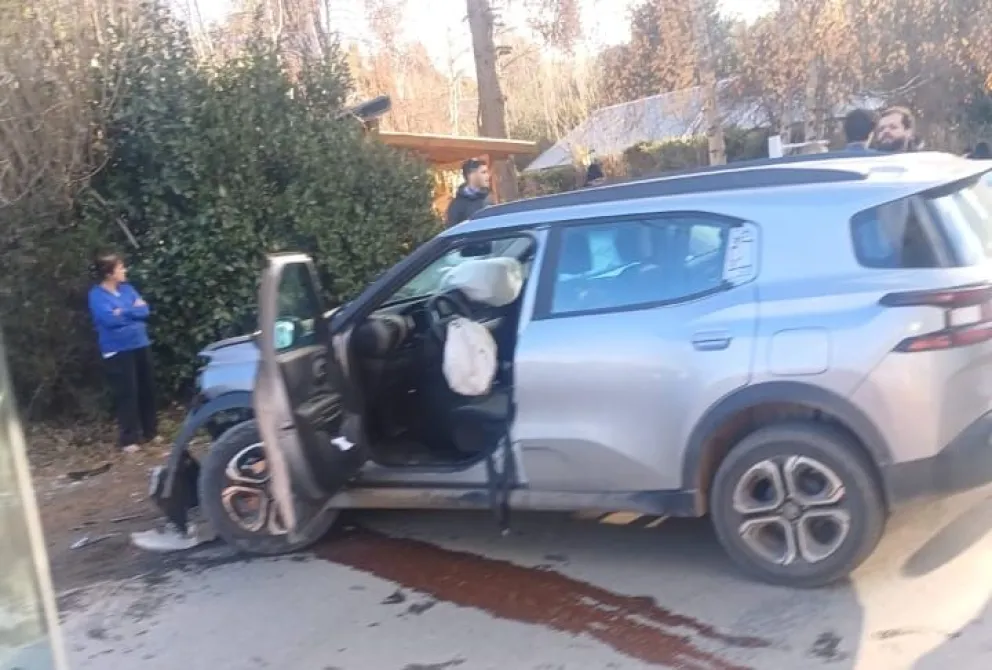 Uno de los autos involucrados con notables daños. Foto gentileza