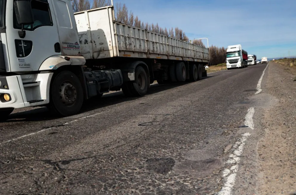 La ruta nacional presenta gran presencia de baches y deformación de la calzada a lo largo de los 150 kilómetros de traza. Foto: Prensa Río Negro.