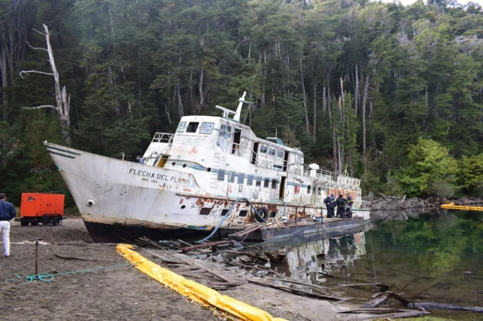 La embarcación estuvo durante años varada en Isla Victoria. Fotos gentileza PNNH