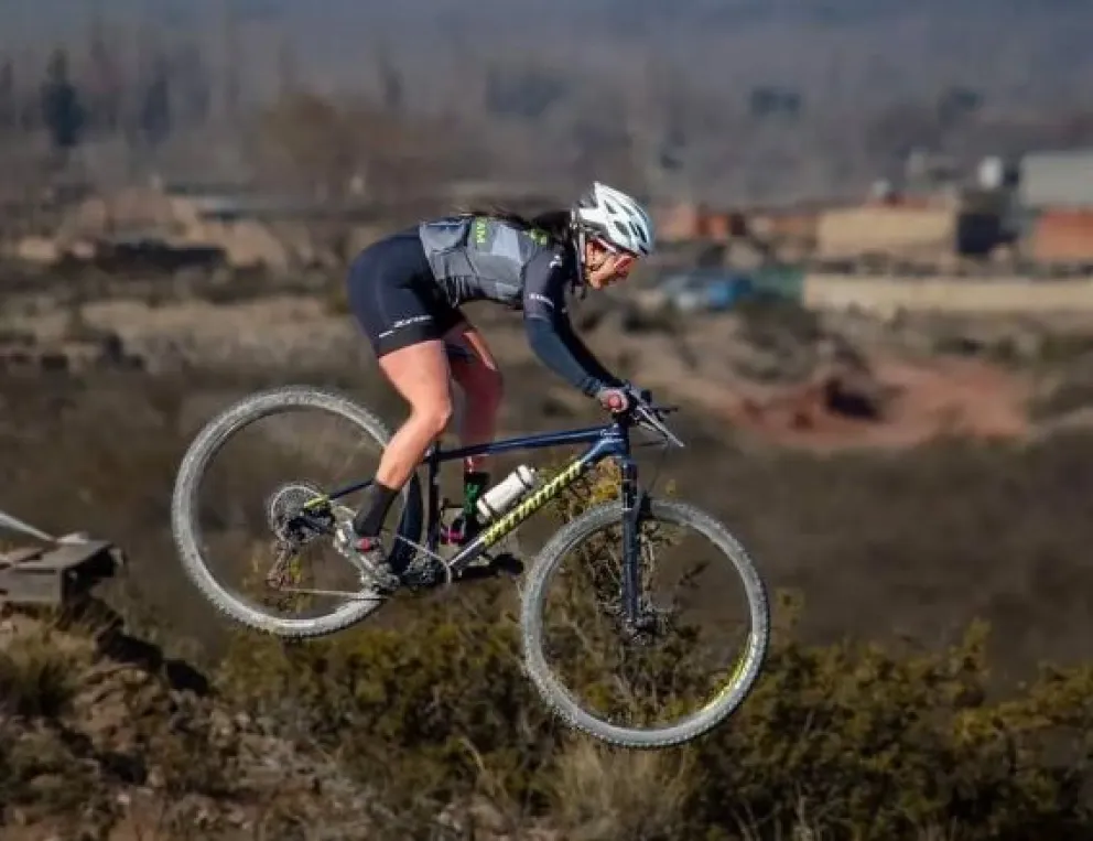 Carolina en acción. Una brillante tarea en Allen y el título viajó a Bariloche. Fotos: archivo - redes sociales.