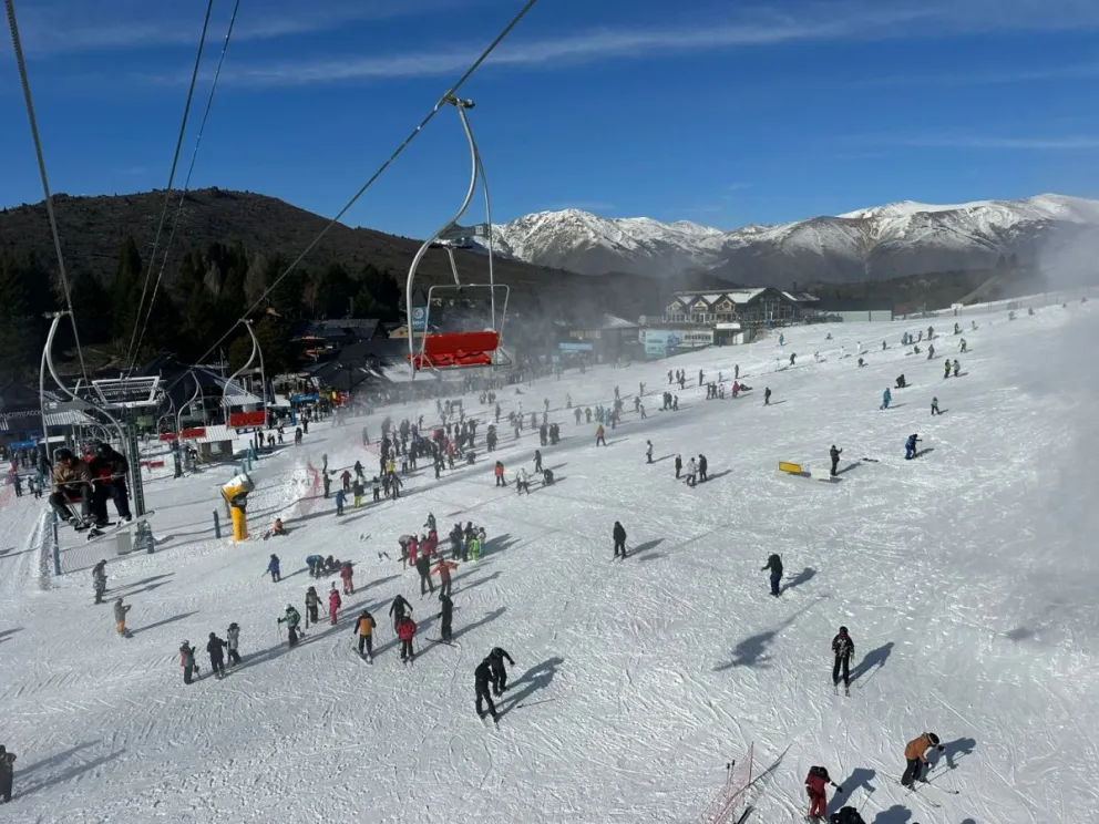 Feriado, cerro y nieve: asi luce Catedral hoy, 9 de julio. Foto gentileza