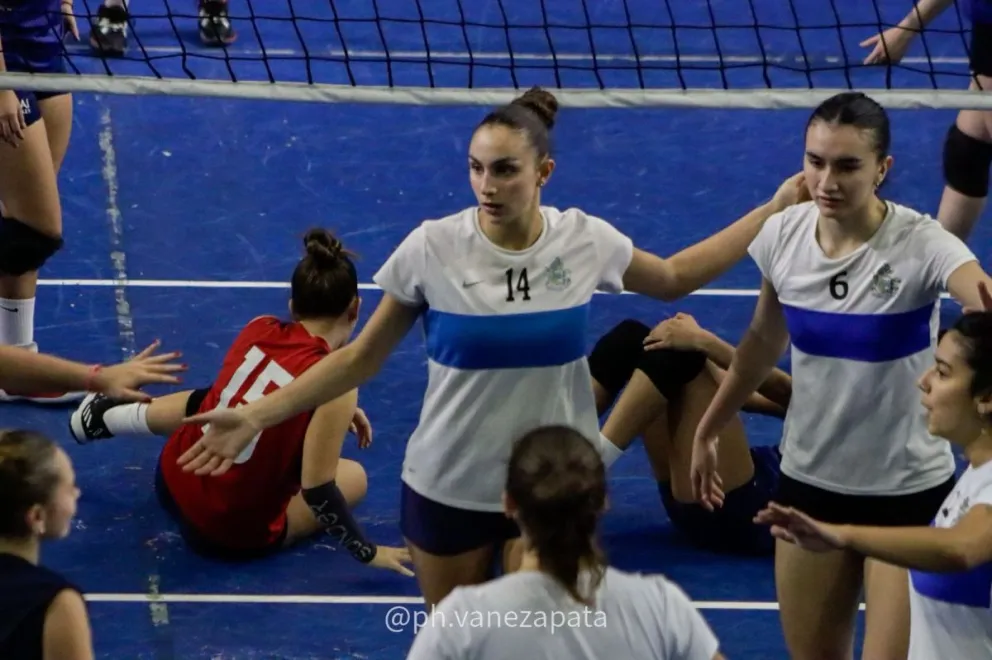 Martina con la camiseta de GEBA. Gran presente de la barilochense. Fotos: gentileza.
