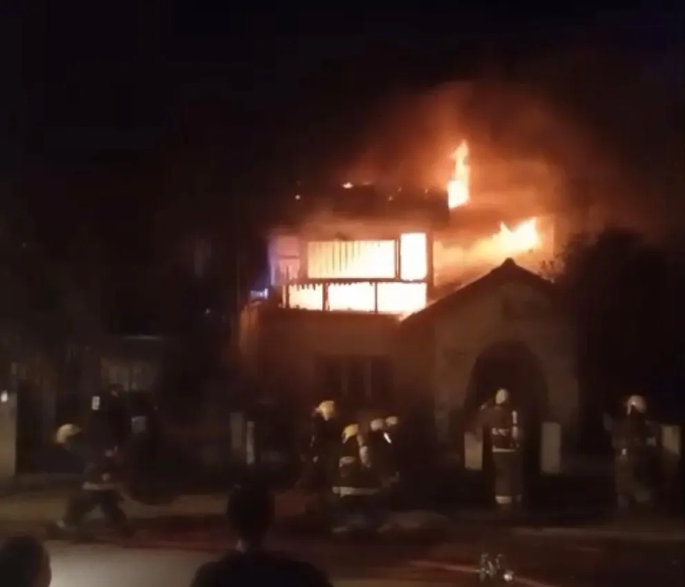 El fuego comenzó a las 2 de la madrugada aproximadamente. Fotos: gentileza.