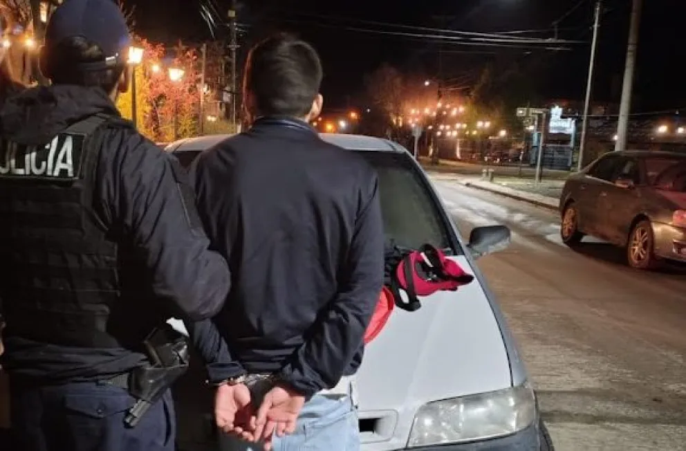 Además de recapturar al prófugo, dos jovenes también fueron detenidos. Fotos gentileza: Noticias de El Bolsón