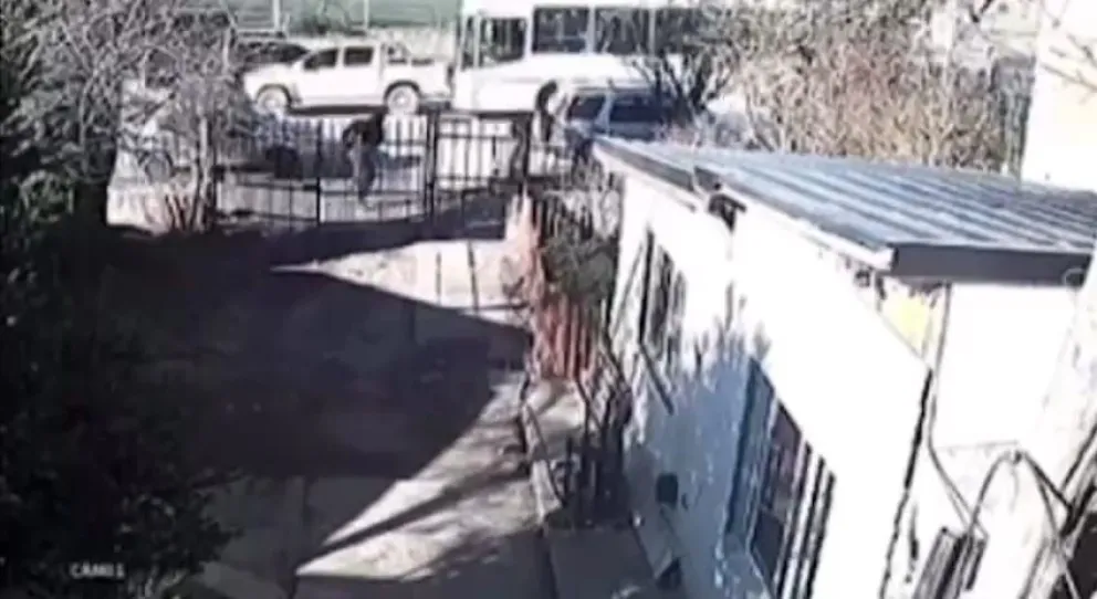 La imagen quedó capturada a través de una cámara de seguridad. 