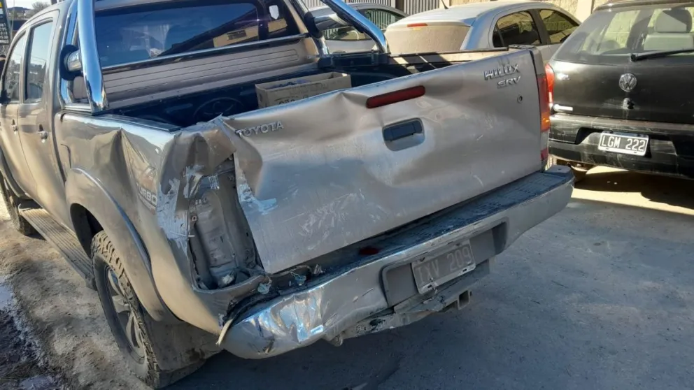 La camioneta terminó con serios daños en la parte trasera. Foto gentileza
