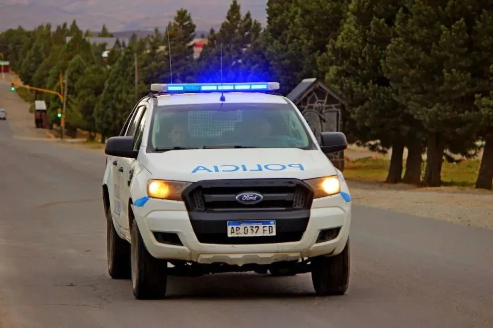 La Policía identificó a los sospechosos y requisó el vehículo Fiat Spazio color blanco. Foto: Prensa Policía de Río Negro.