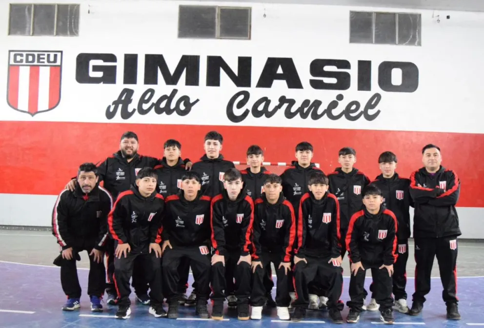 El plantel Sub13 de Estudiantes antes del viaje. Ya sumaron el primer triunfo. Foto: facebook Estudiantes Unidos.