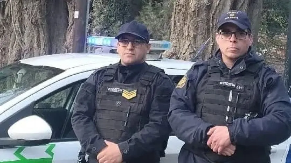 El momento en que los efectivos policiales ayudaron a la pequeña. Foto: gentileza.