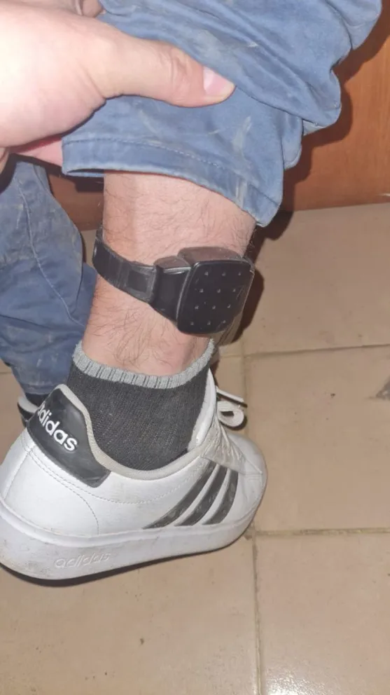 El sujeto está vinculado a distintos delitos y además, tenía una tobillera electrónica por otra causa. Foto: Policía de Río Negro.