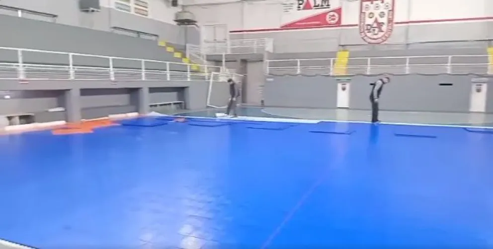 El trabajo previo, el armado del piso. Ahora es turno de la inauguración. Foto: facebook ADEFUL.