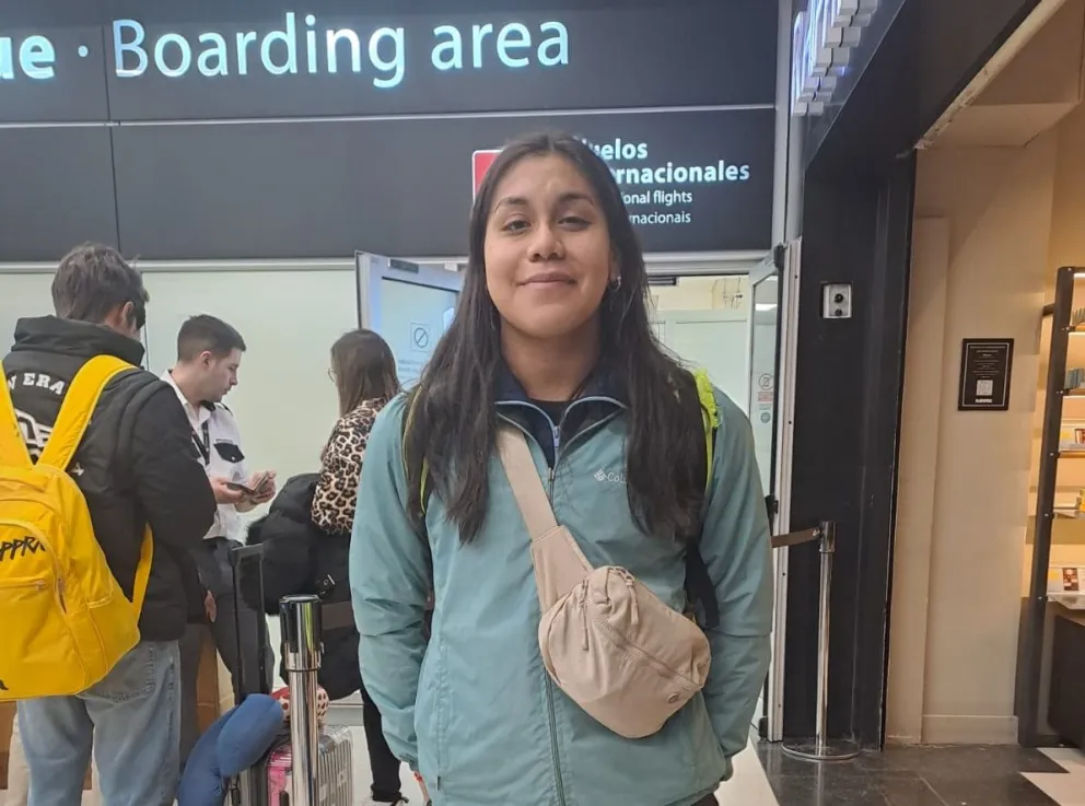 Mayte en el aeropuerto, esperando por su primer viaje lejos de Bariloche. Foto: gentileza.