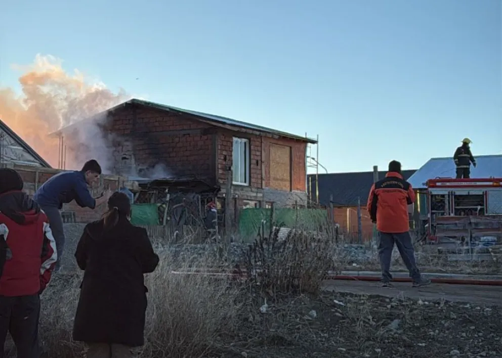 Los vecinos, como ante cada emergencia, acudieron de inmediato para ayudar. Foto gentileza: "Grupo de accidentes e incendios". 