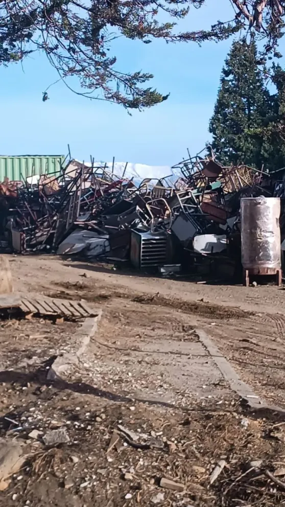 Gran acumulación de chatarra y basura en el predio escolar. Foto: Gentileza.