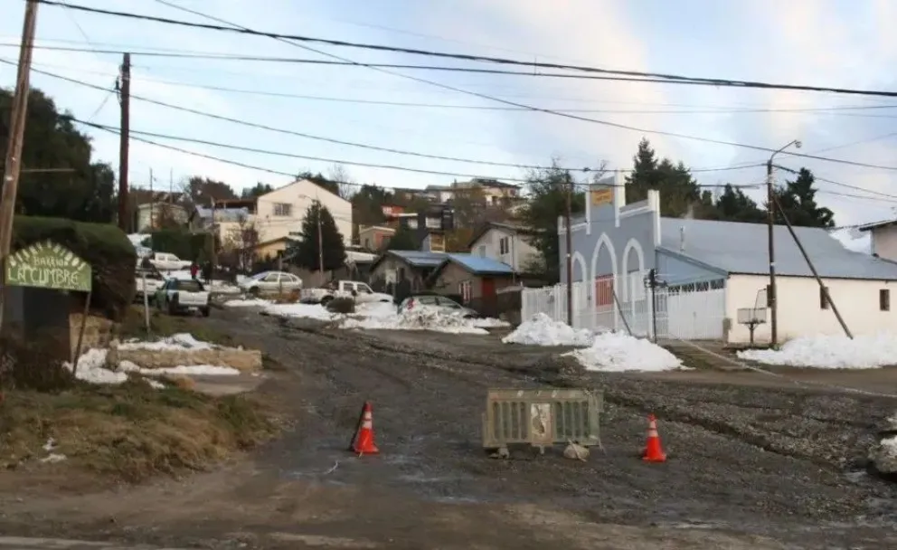 La medida responde a un pedido vecinal para mejorar la seguridad vial en una zona de pendientes pronunciadas. 