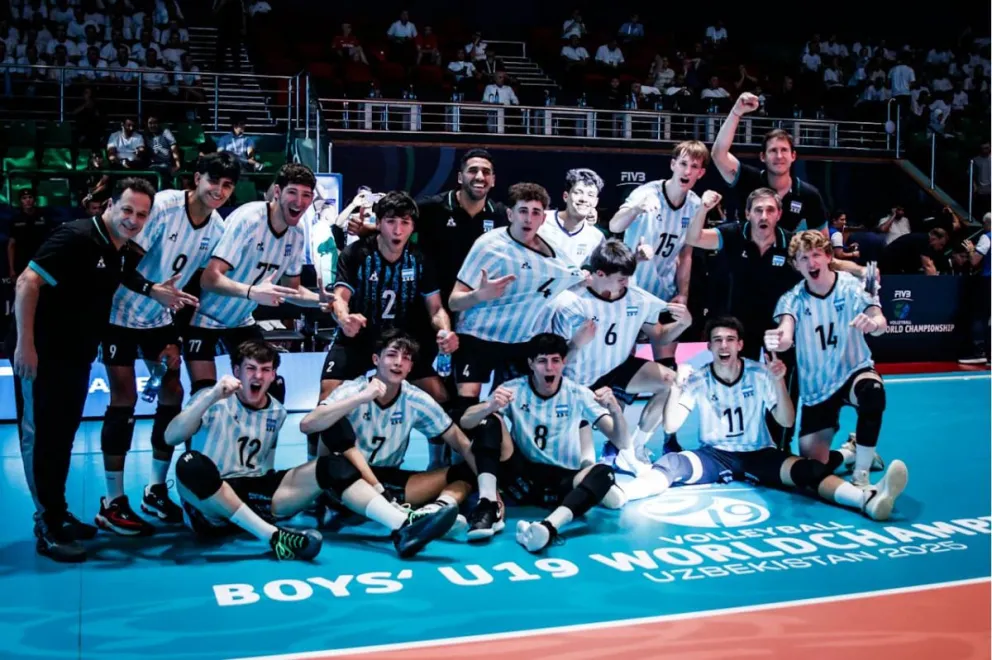 Arriba, Juan Cruz (15) y toda Argentina festejando. Abajo, el barilochense peleando en la red. Fotos: FIVB.