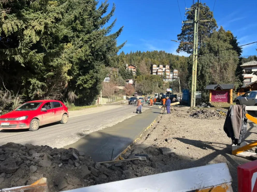 La banquina habilitada permite la circulación sobre la avenida en sentido oeste-este. 