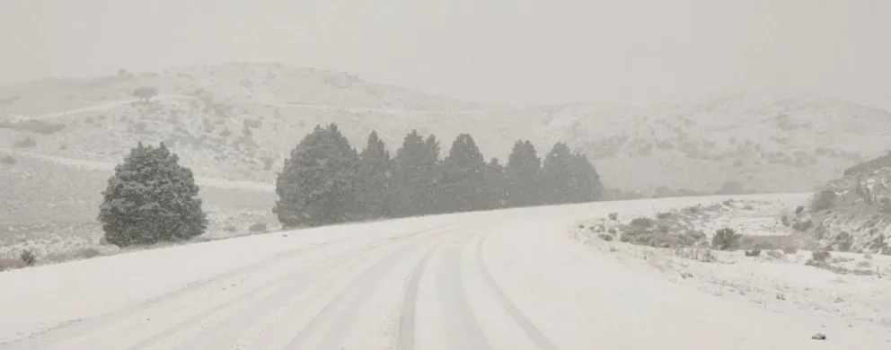 La acumulación de nieve y formación de hielo complica el tránsito. Foto: gentileza.