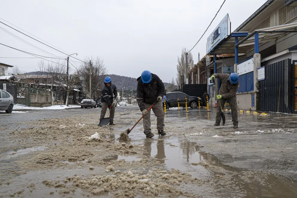 En la zona del Alto, como suele suceder, la nieve complica a los vecinos. Fotos: Marcelo Martínez