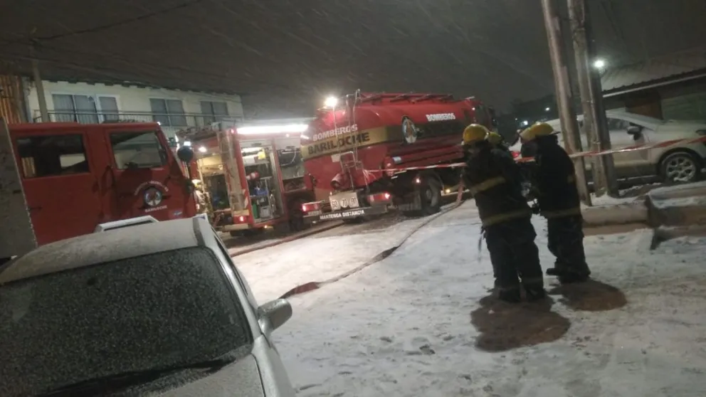 El incendio se registró minutos antes de las 23 horas. Foto: gentileza.