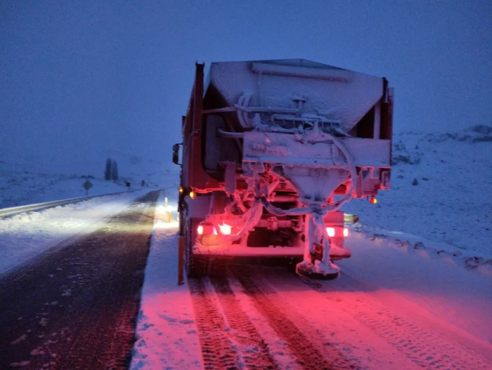 Equipos viales trabajan en las rutas para despejar la nieve. Foto: Vialidad Nacional.