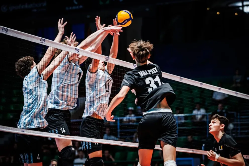 Argentina estuvo muy cerca de su tercer triunfo en fila. Se escapó luego de estar 2-0 arriba. Fotos: FIVB.