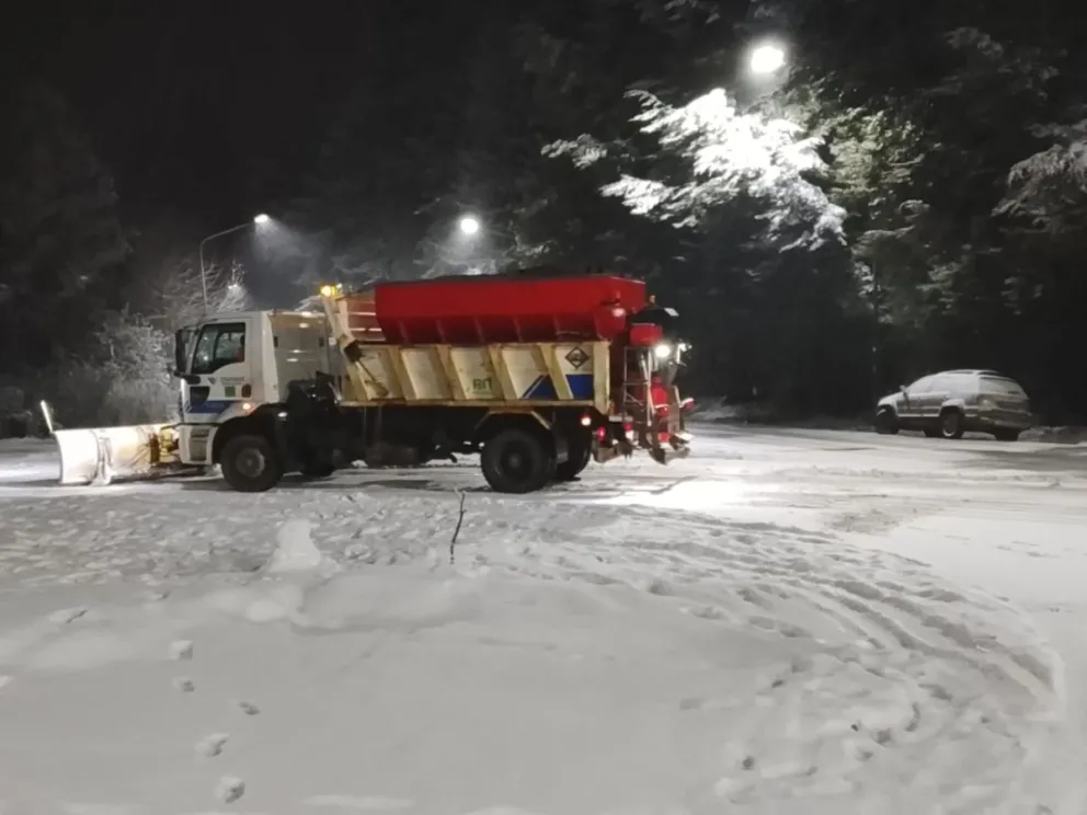 Todas las delegaciones se plegaron a despejar el hielo en los caminos más frecuentados.  Fotos: Bariloche Informa.