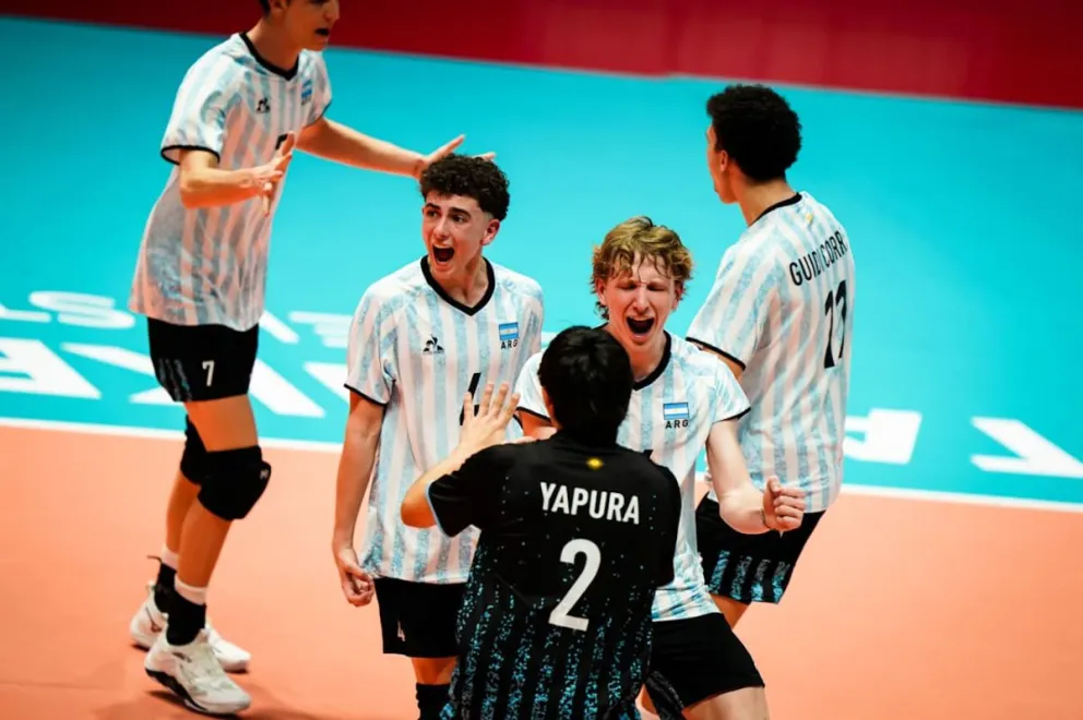 El festejo argentino en suelo asiático. Tercer triunfo y pase a octavos de final. Fotos: FIVB.