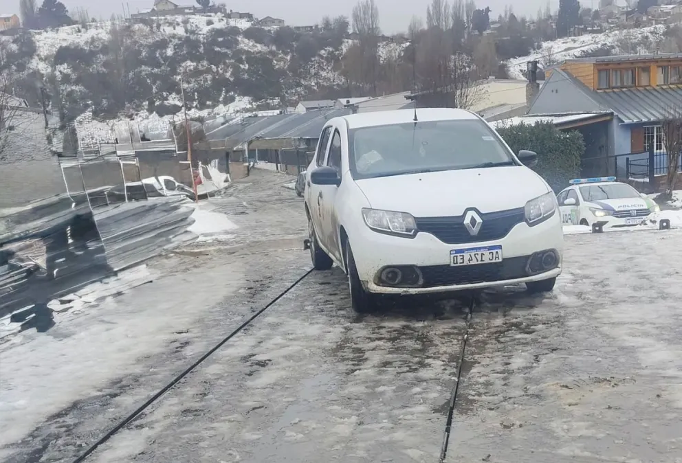 El vehículo quedó abandonado en el puente del arroyo Ñireco que todavía no está habilitado. Foto: gentileza.