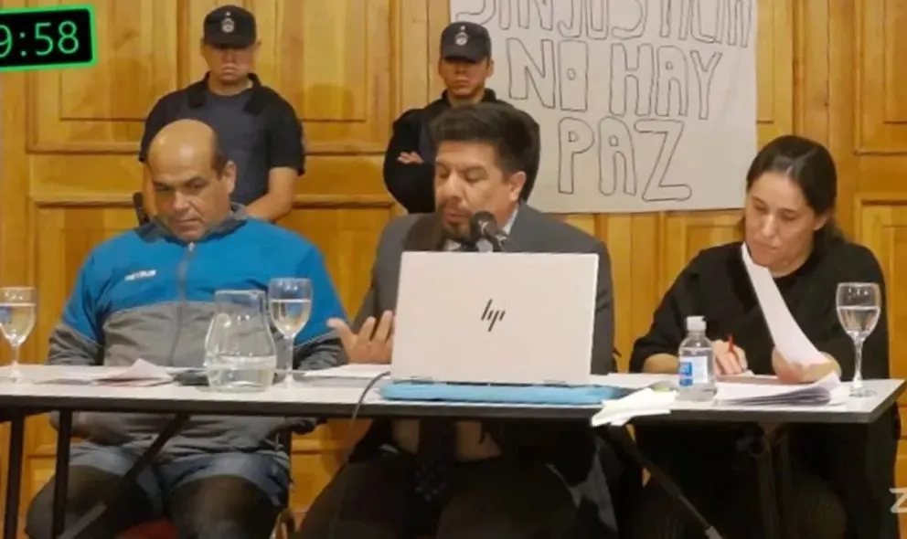 Peder Da Silva (izq) junto a sus abogados. Foto archivo. 