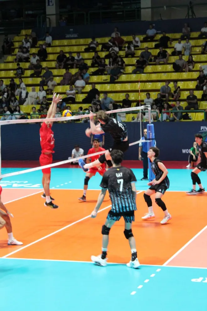 Juan Cruz Iraldi atacando ante Pakistán. Ahora se viene España, el cruce de octavos. Foto: gentileza.