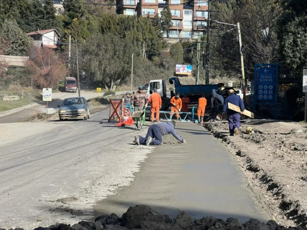 Quedo habilitado el tránsito normal en el km 1 de Pioneros tras los trabajos de bacheo. Foto gentileza. 