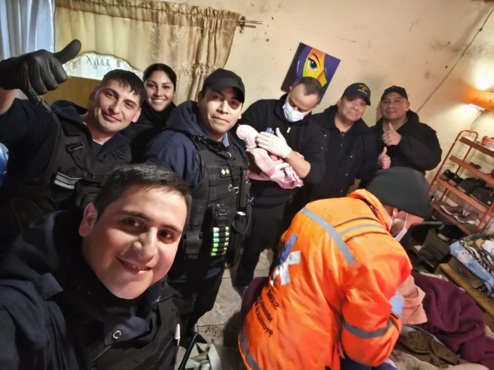 El niño recién nacido junto a los efectos de la comisaría 28. Foto gentileza