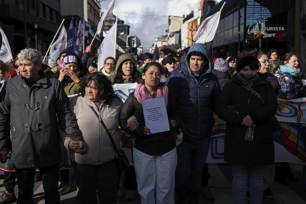 La familia de Stefi encabezó la marcha. Hubo momentos de mucho dolor. Fotos: Marcelo Martínez